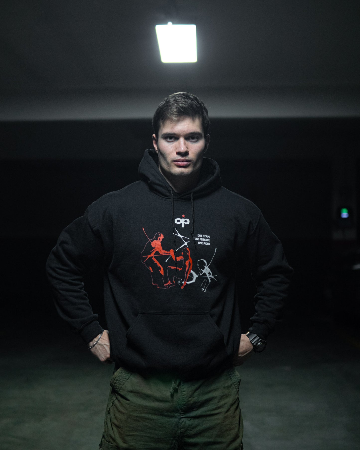 Sudadera con capucha negra de la marca Steeltroop, colección Special Ops, ideal para un estilo urbano y casual, destacando su diseño moderno y cómodo.