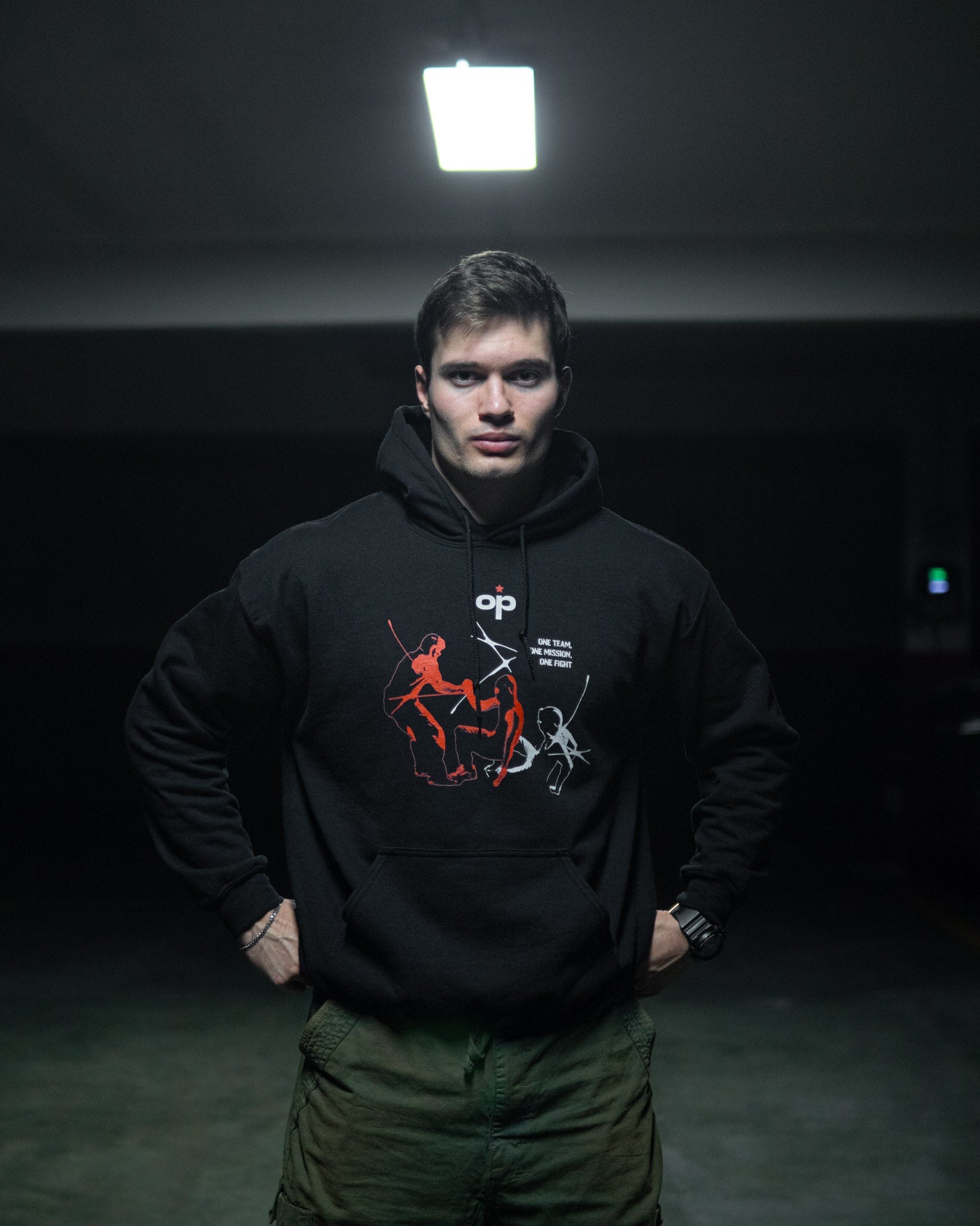 Sudadera con capucha negra de la marca Steeltroop, colección Special Ops, ideal para un estilo urbano y casual, destacando su diseño moderno y cómodo.